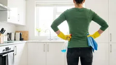 Hoe hardnekkig vet uit de keuken verwijderen: tips voor perfect schone oppervlakken