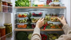 Bewaar je kerstvoedsel op de juiste manier - praktische tips om verspilling tegen te gaan en geld te besparen.